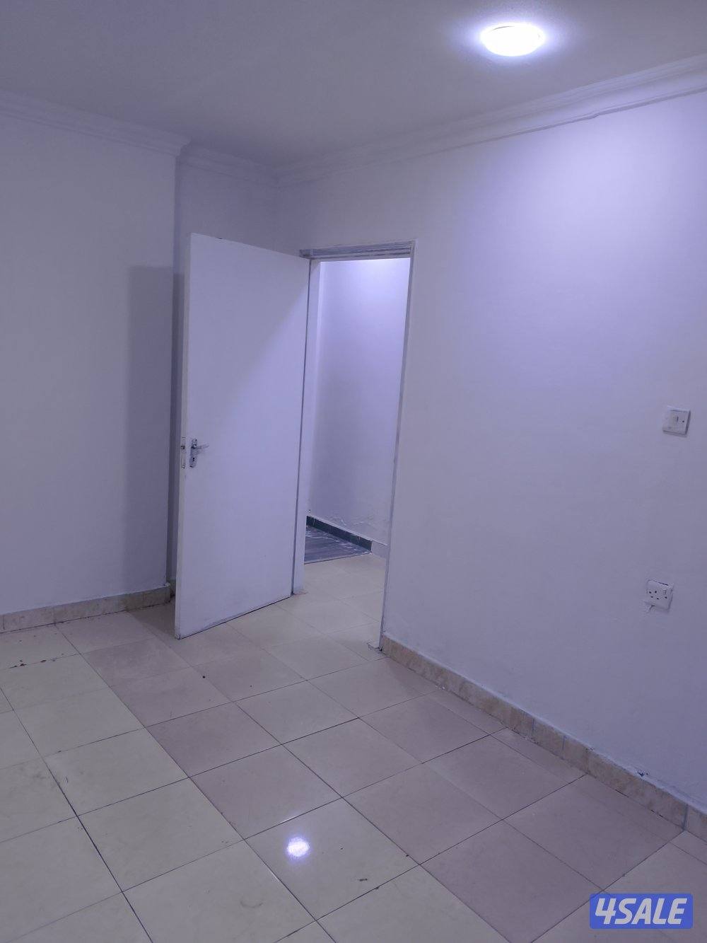 يوجد لدينا شقق غرفه وصاله ومطبخ وحمام تشطيب سوبر لوكس يوجد باركن السيا10