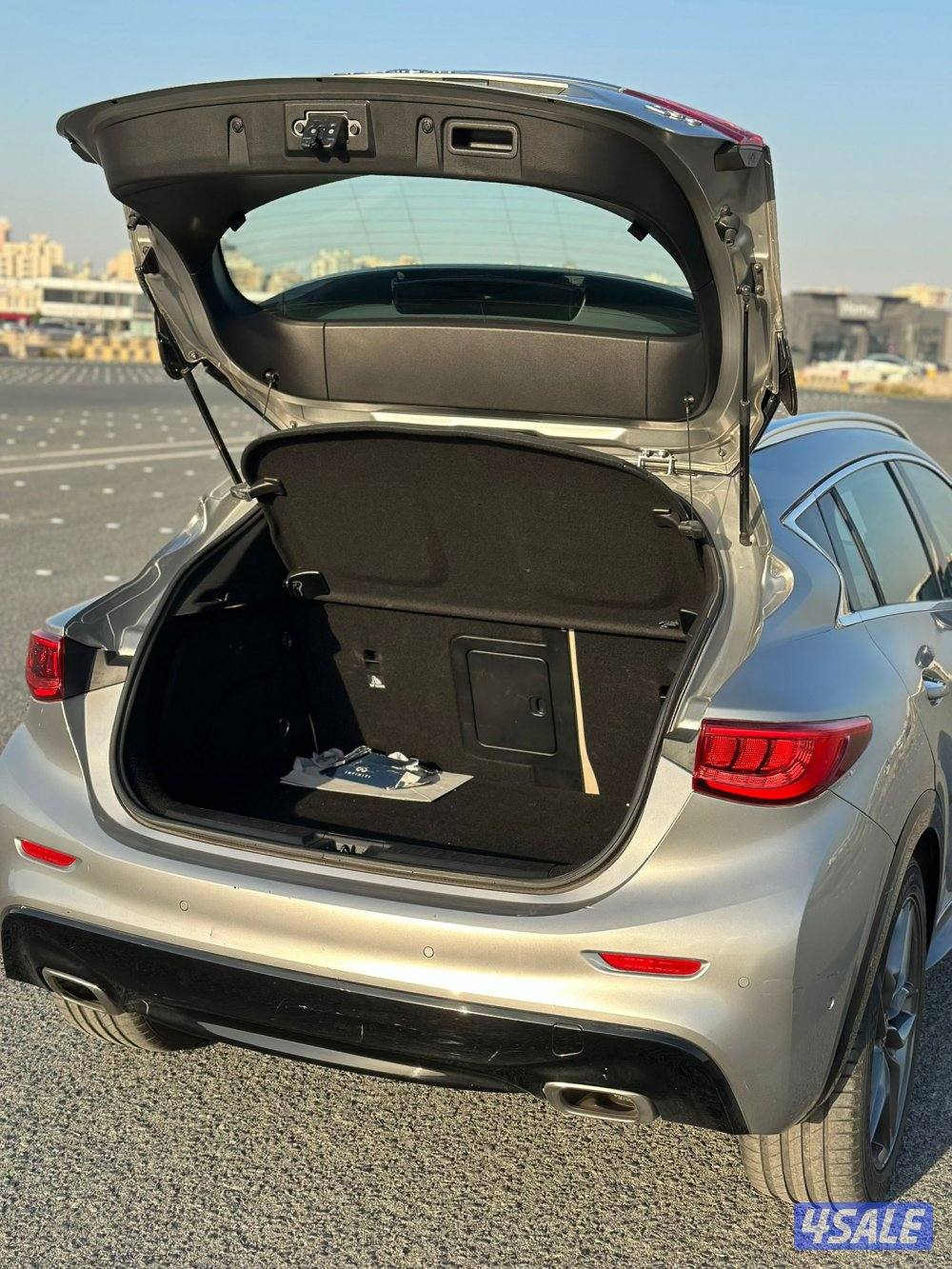 انفينيتي Q30 موديل 2017 لون سلفر كامل المواصفات بانوراما بحاله ممتازه4