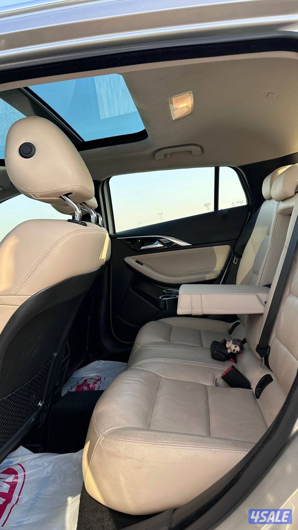 انفينيتي Q30 موديل 2017 لون سلفر كامل المواصفات بانوراما بحاله ممتازه5