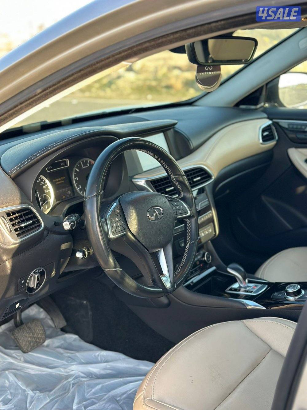 انفينيتي Q30 موديل 2017 لون سلفر كامل المواصفات بانوراما بحاله ممتازه8