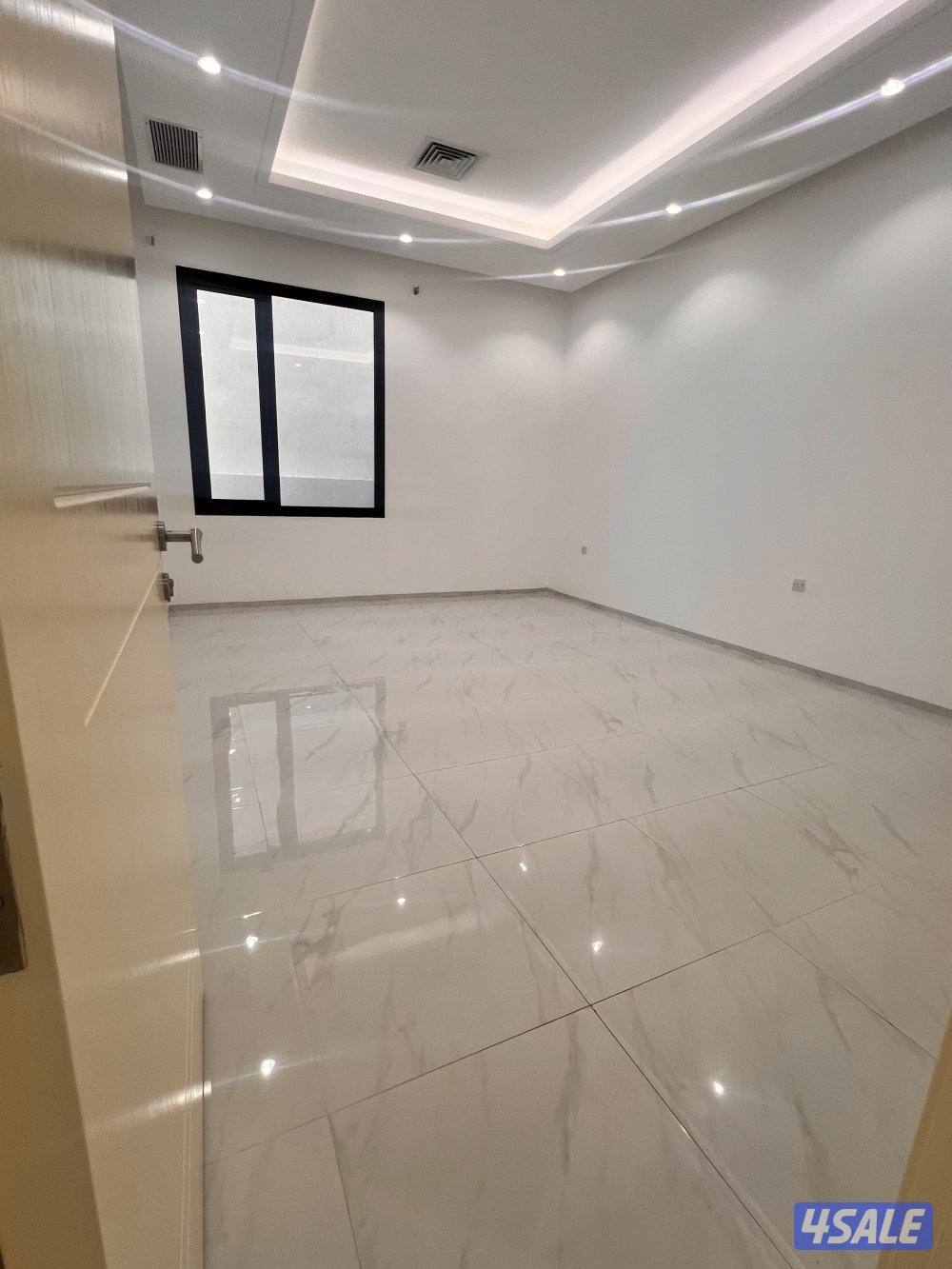 للايجار شقة راقيه كبيرة  عبارة عن اربع غرف ماستر0