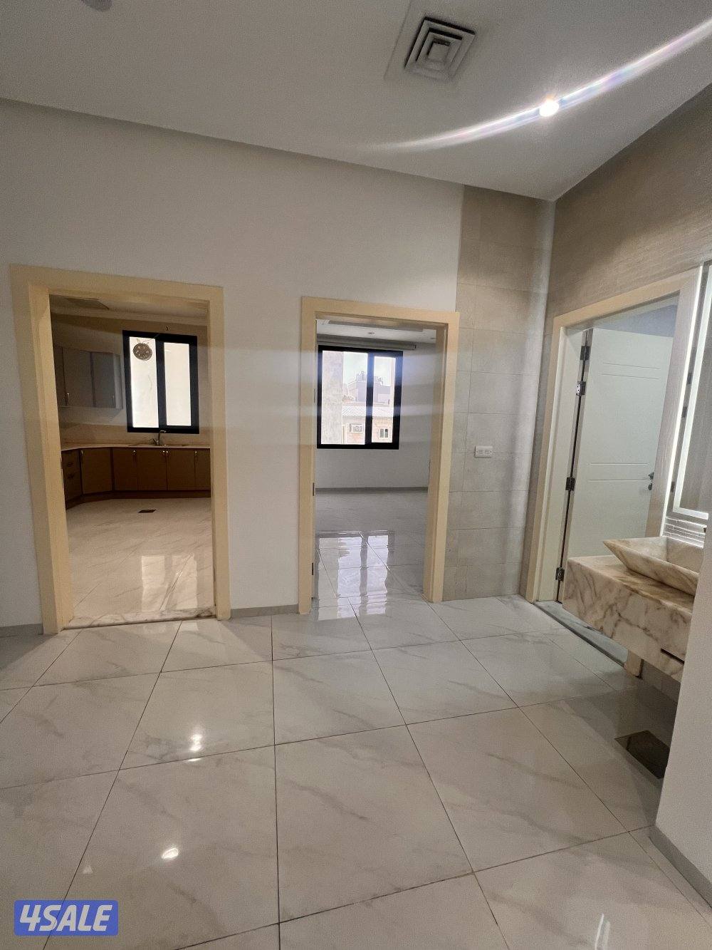 للايجار شقة راقيه كبيرة  عبارة عن اربع غرف ماستر2