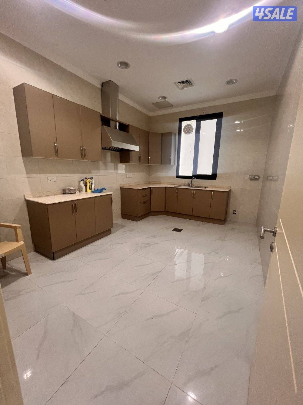 للايجار شقة راقيه كبيرة  عبارة عن اربع غرف ماستر3