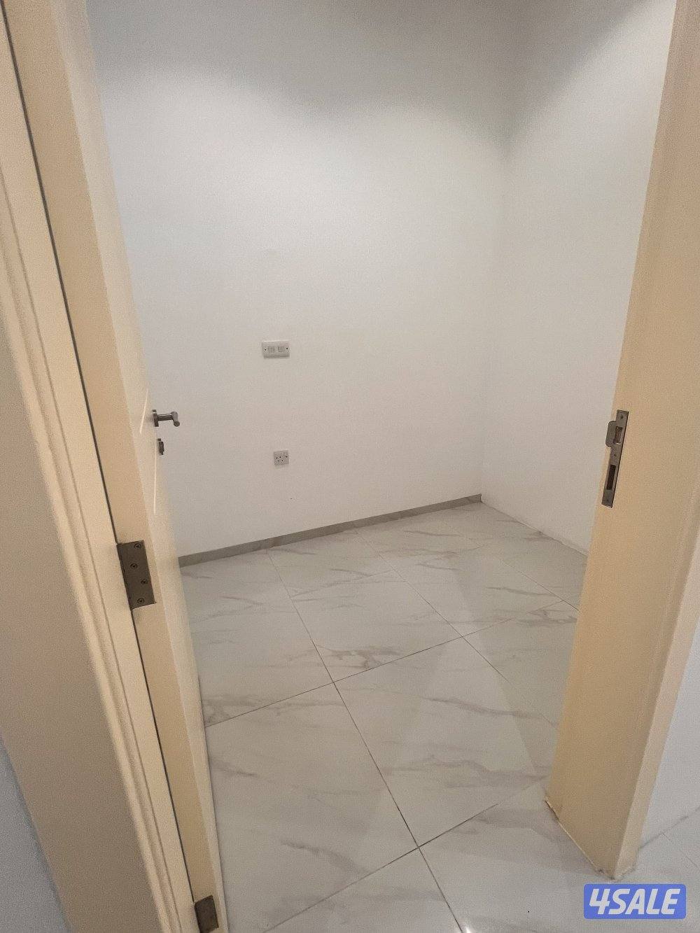 للايجار شقة راقيه كبيرة  عبارة عن اربع غرف ماستر5