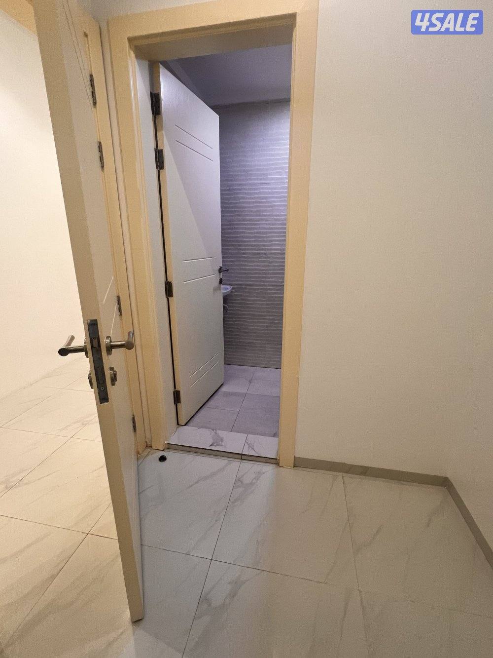 للايجار شقة راقيه كبيرة  عبارة عن اربع غرف ماستر8