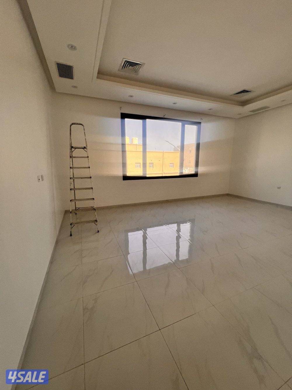 للايجار شقة راقيه كبيرة  عبارة عن اربع غرف ماستر10