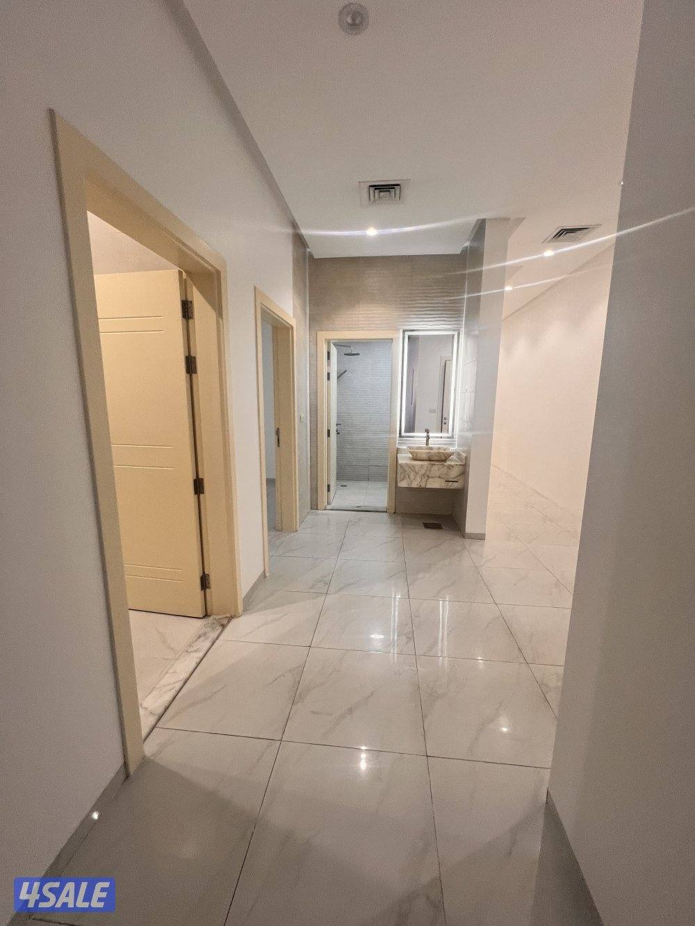 للايجار شقة راقيه كبيرة  عبارة عن اربع غرف ماستر11