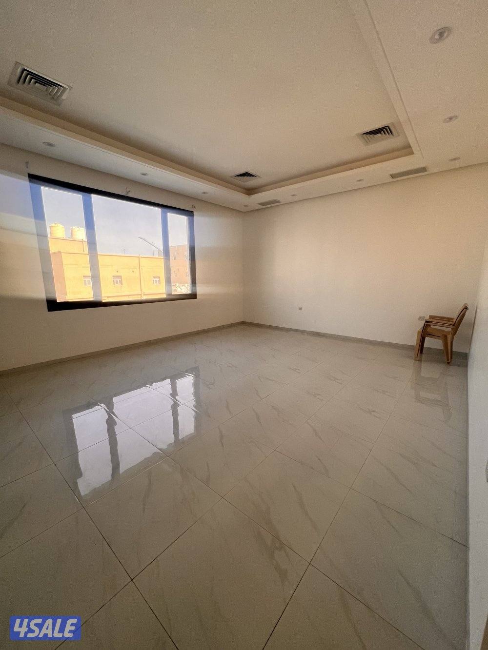 للايجار شقة راقيه كبيرة  عبارة عن اربع غرف ماستر12