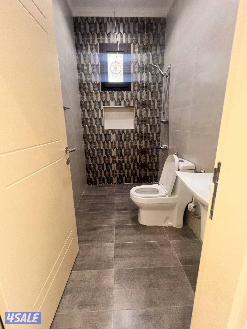 للايجار شقة راقيه كبيرة  عبارة عن اربع غرف ماستر15