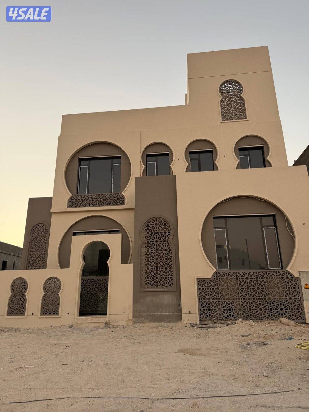 للبيع فيلا دورين و ونص و سرداب و حمام سباحة ديلوكس0