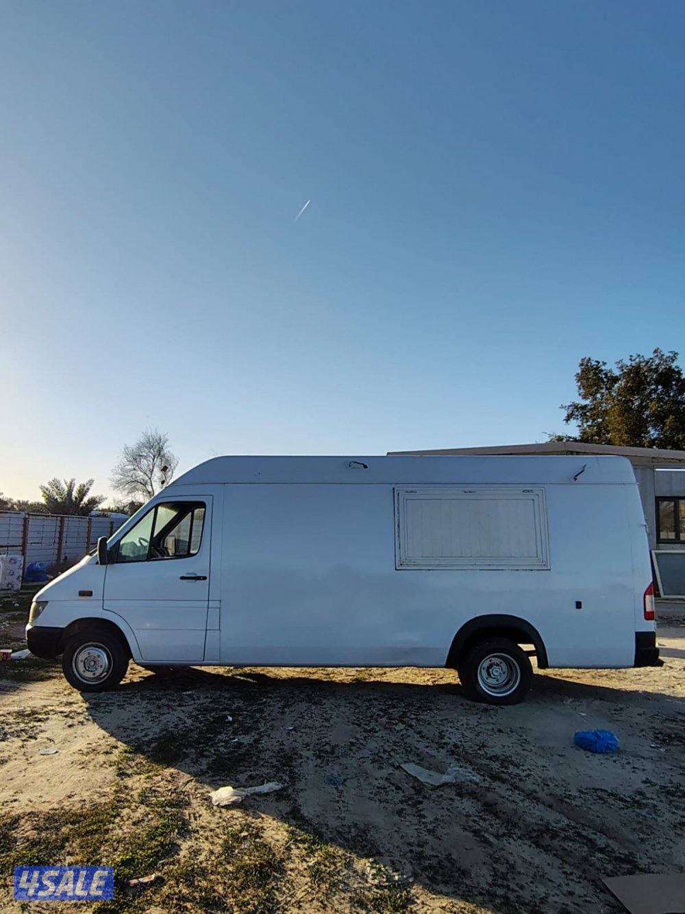 بقالة مرسيدس نظيفة ومعها جميع أغراضها كامله بضاعه وماطور1