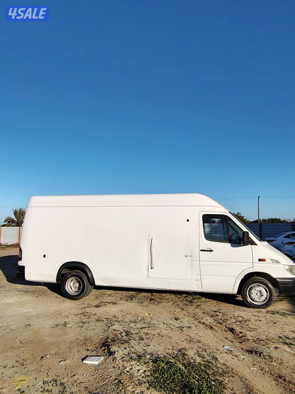 بقالة مرسيدس نظيفة ومعها جميع أغراضها كامله بضاعه وماطور0