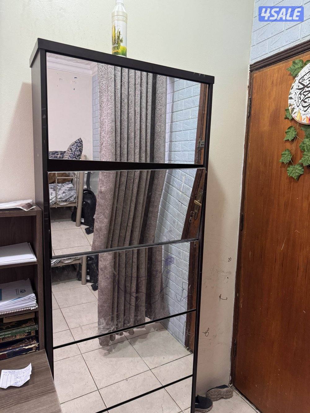 جزامة الاحذيه بمراه مكونه من خمسة ارفف برف واحد فقط ليس بحالة جيدة0