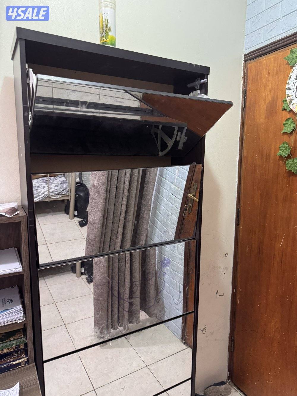 جزامة الاحذيه بمراه مكونه من خمسة ارفف برف واحد فقط ليس بحالة جيدة1