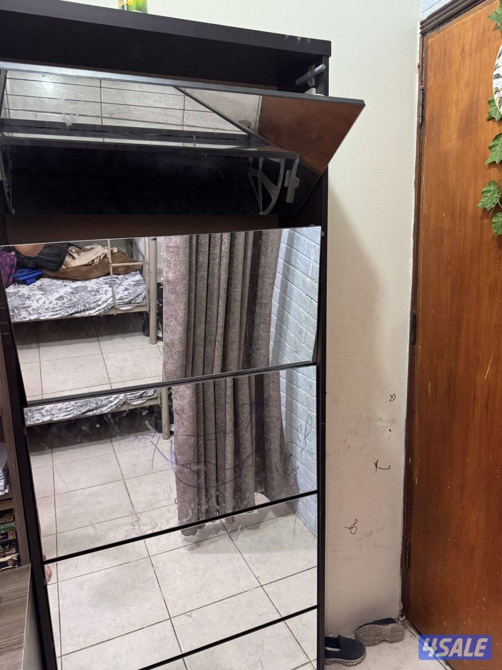 جزامة الاحذيه بمراه مكونه من خمسة ارفف برف واحد فقط ليس بحالة جيدة2