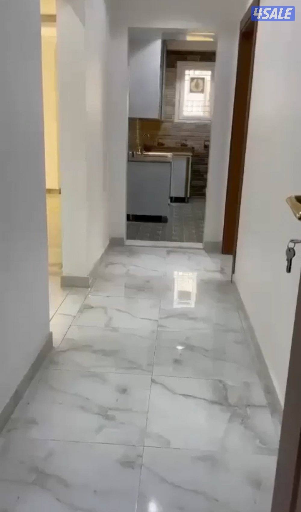 شقة كبيرة 200 متر 3غرف كبيرة  صالة كبيرة 2حمام قريبة من الخدمات0