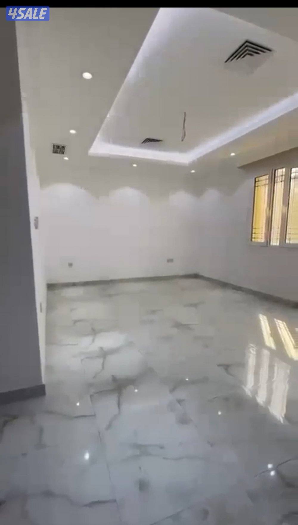 شقة كبيرة 200 متر 3غرف كبيرة  صالة كبيرة 2حمام قريبة من الخدمات1