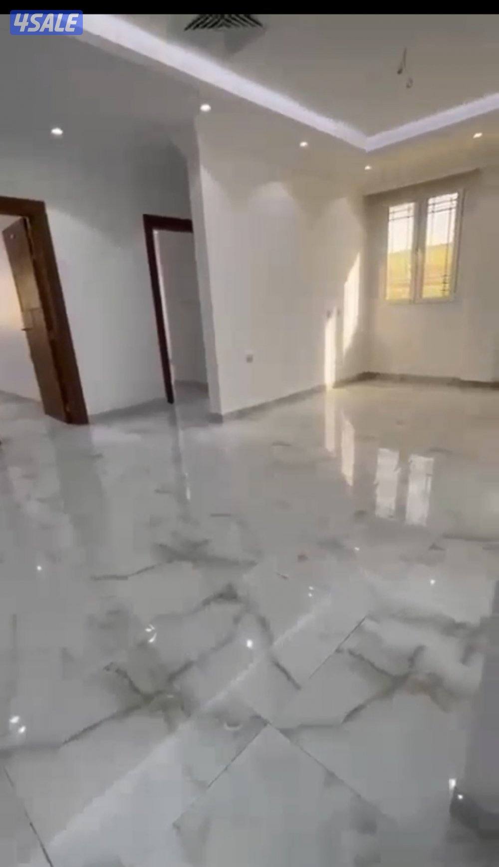 شقة كبيرة 200 متر 3غرف كبيرة  صالة كبيرة 2حمام قريبة من الخدمات2