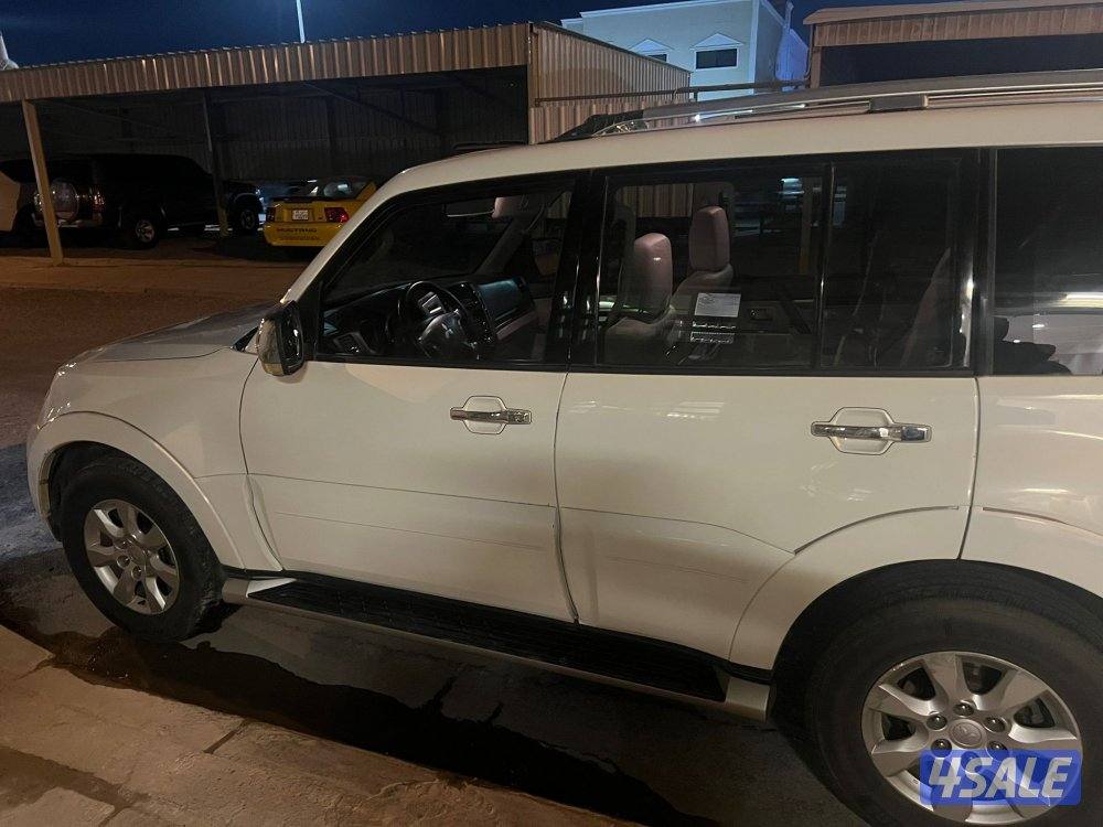 للبيع جيب باجيرو موديل 2017لون ابيض السياره استعامل شخصي2