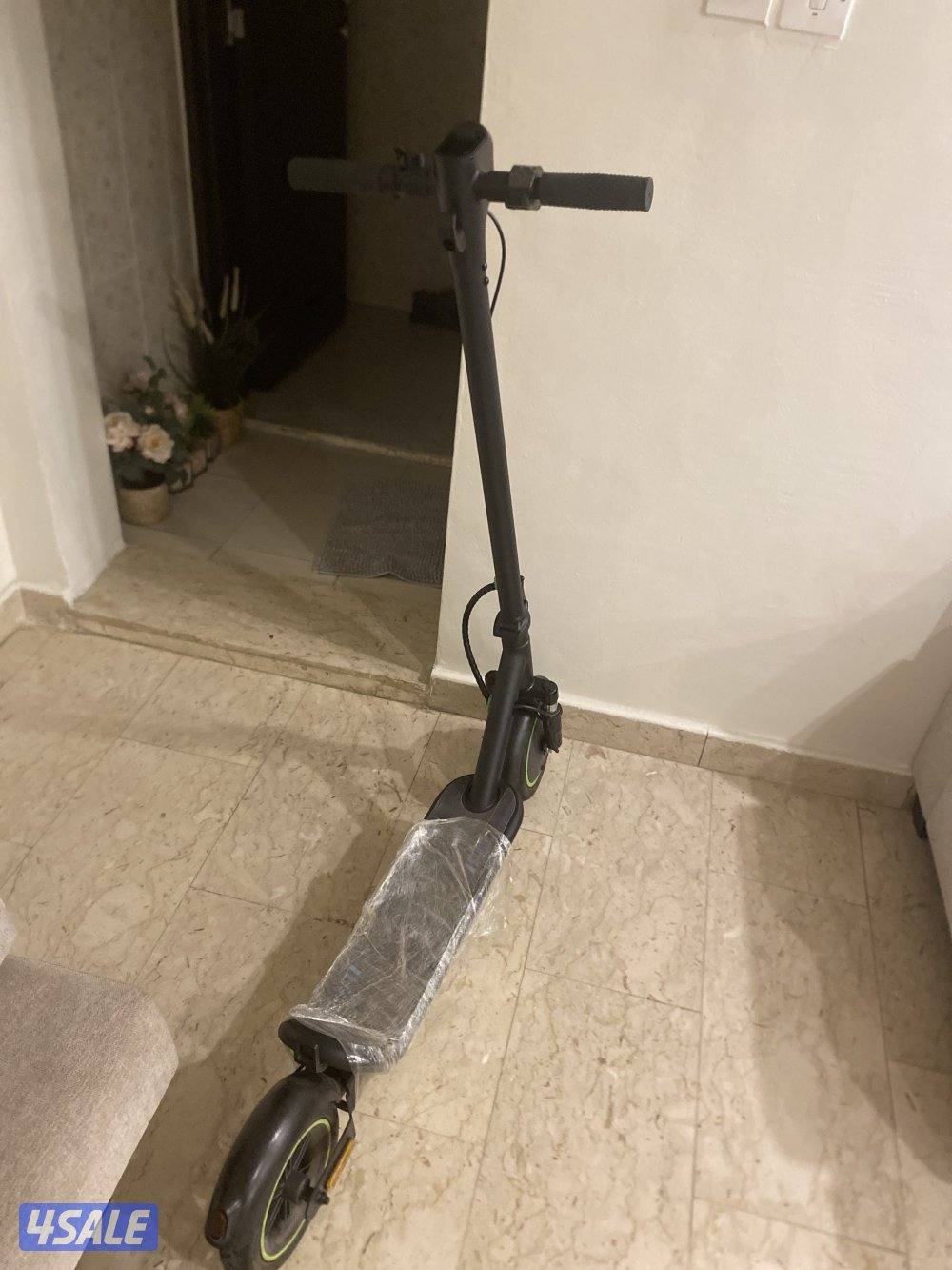 سكوتر نظيف جديد بقراطيسه مو مستعمل سرعته 40 يمشيك لمدة ساعه كامله0