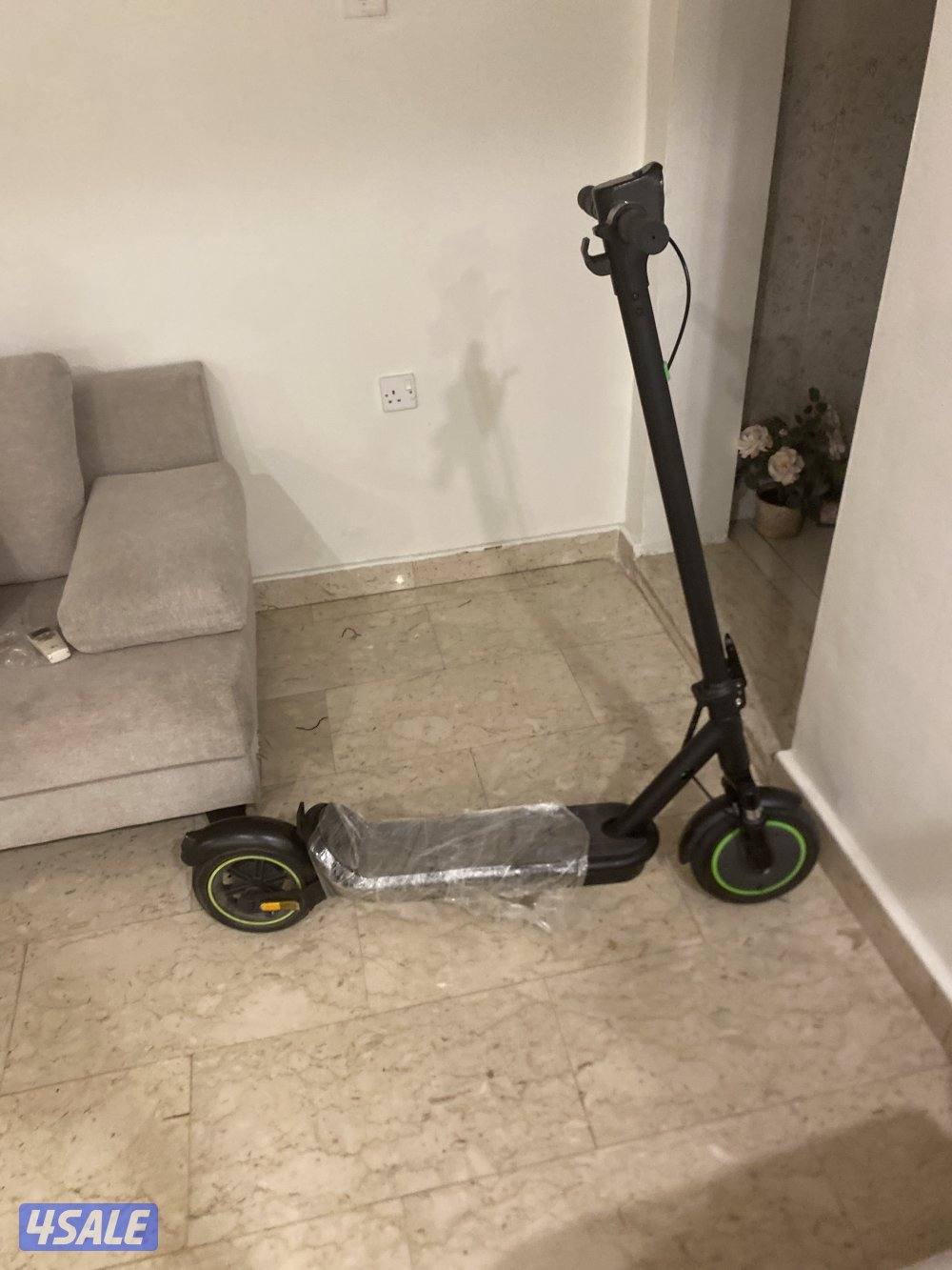 سكوتر نظيف جديد بقراطيسه مو مستعمل سرعته 40 يمشيك لمدة ساعه كامله1
