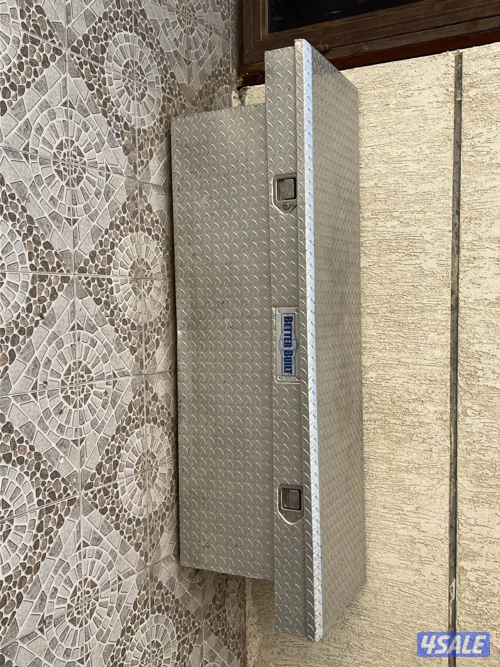 صندوق نظيف جدا مع مفتاح وبايب0