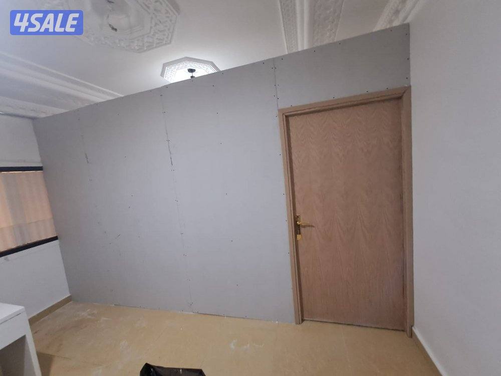 فنى جبسم بورد بارتشن قواطع تقسيم غرفه وصاله حرف ايل باب خشب اكرديون تك1