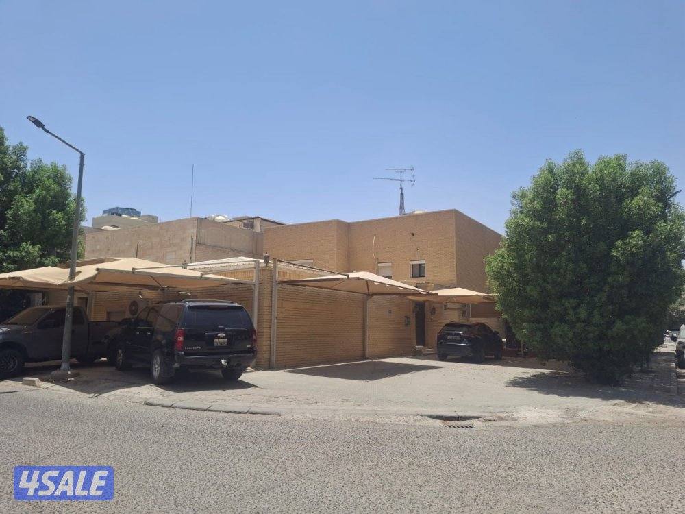 للبيع بيت فى العمريه زوايه0