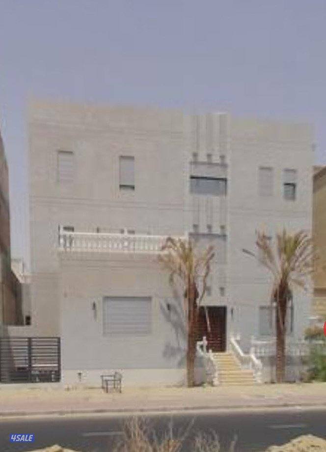 للبيع قسيمه في مدينة صباح الاحمد السكنية بطن و ظهر شارع رئيسي ثلاث ادر2