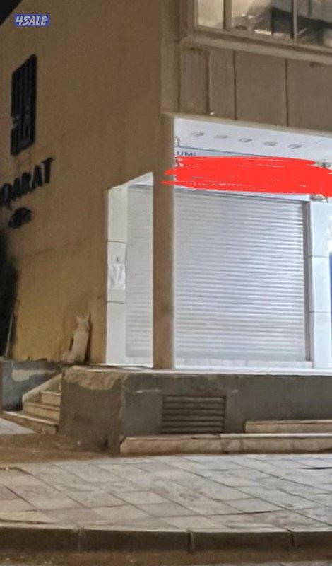 للبيع محل يصلح كوفي ارضي مع سرداب بمجمع خلف فندق الرقعي مع ساحه0