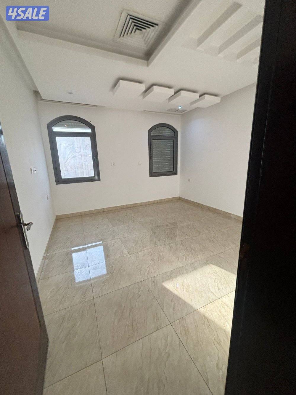 للإيجار شقة٣غرف وحدة منهم ماستر صاله وحمامين ومطبخ ومخزن مصعد الدور٢0