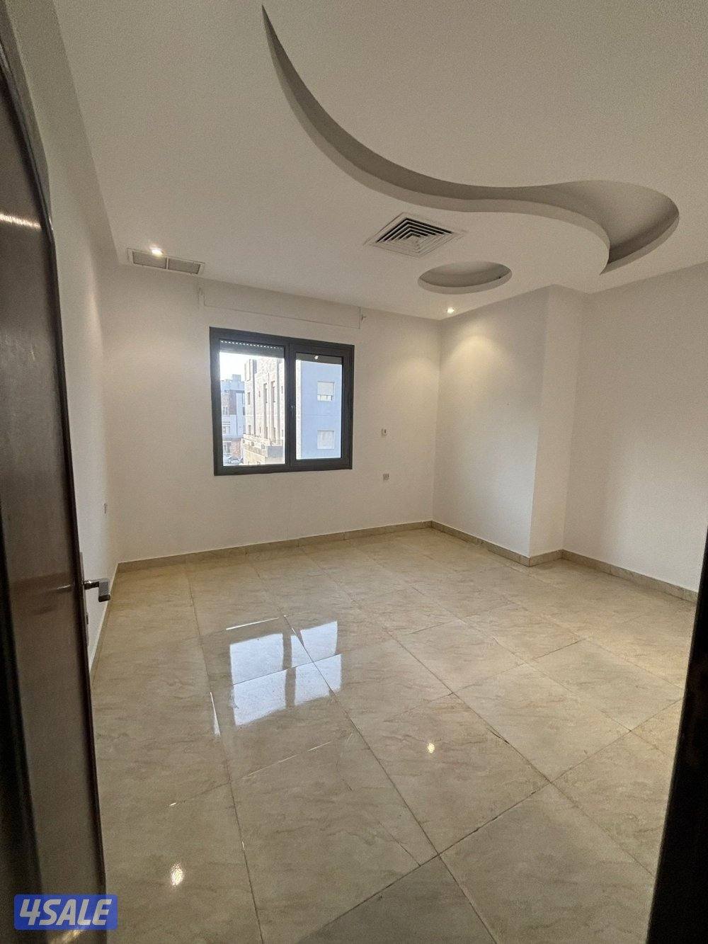 للإيجار شقة٣غرف وحدة منهم ماستر صاله وحمامين ومطبخ ومخزن مصعد الدور٢1