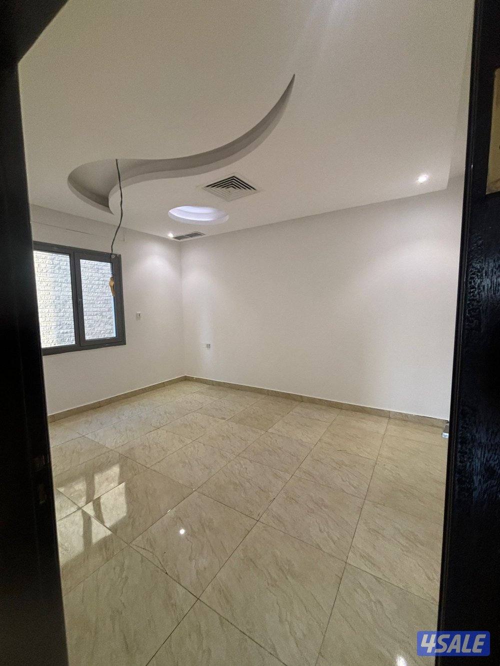 للإيجار شقة٣غرف وحدة منهم ماستر صاله وحمامين ومطبخ ومخزن مصعد الدور٢2