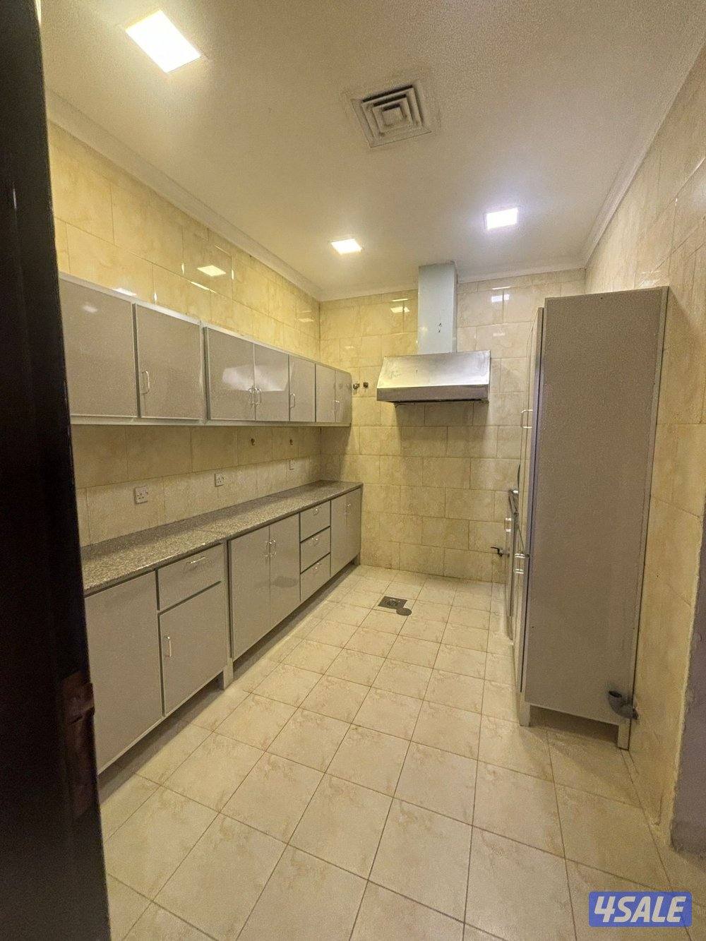 للإيجار شقة٣غرف وحدة منهم ماستر صاله وحمامين ومطبخ ومخزن مصعد الدور٢3