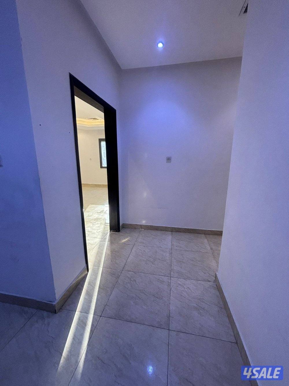 للإيجار شقة٣غرف وحدة منهم ماستر صاله وحمامين ومطبخ ومخزن مصعد الدور٢4