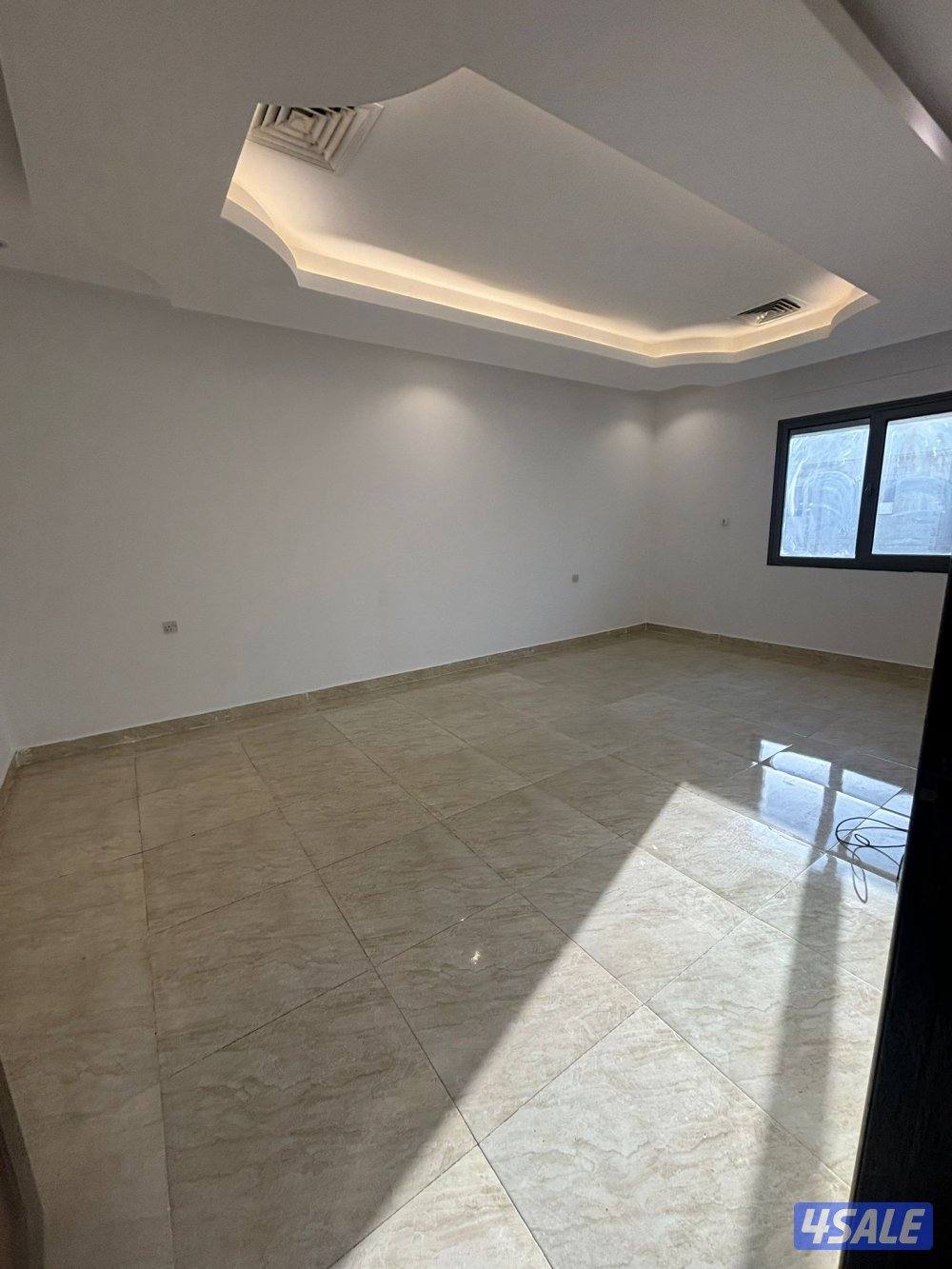 للإيجار شقة٣غرف وحدة منهم ماستر صاله وحمامين ومطبخ ومخزن مصعد الدور٢5