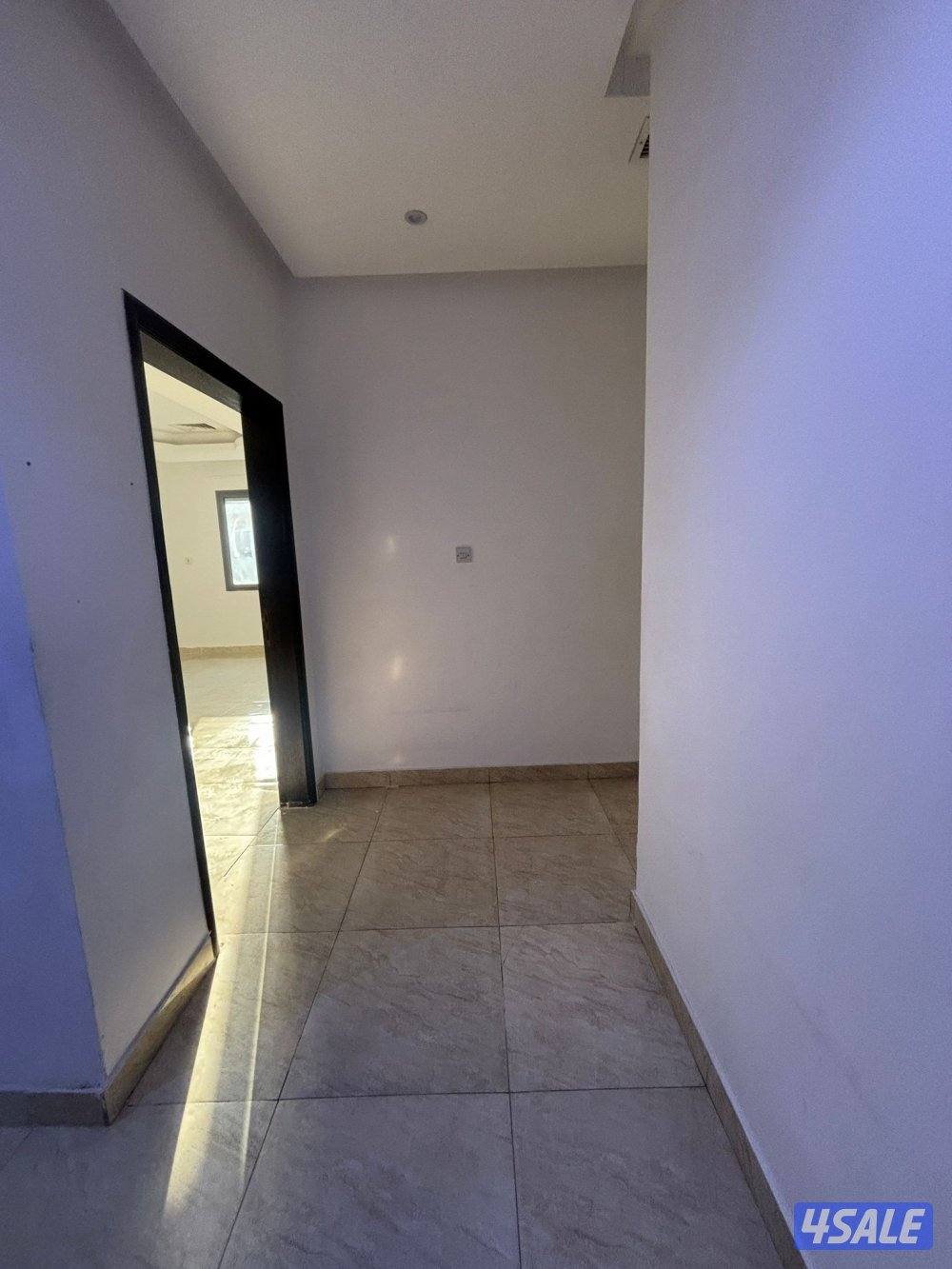 للإيجار شقة٣غرف وحدة منهم ماستر صاله وحمامين ومطبخ ومخزن مصعد الدور٢7