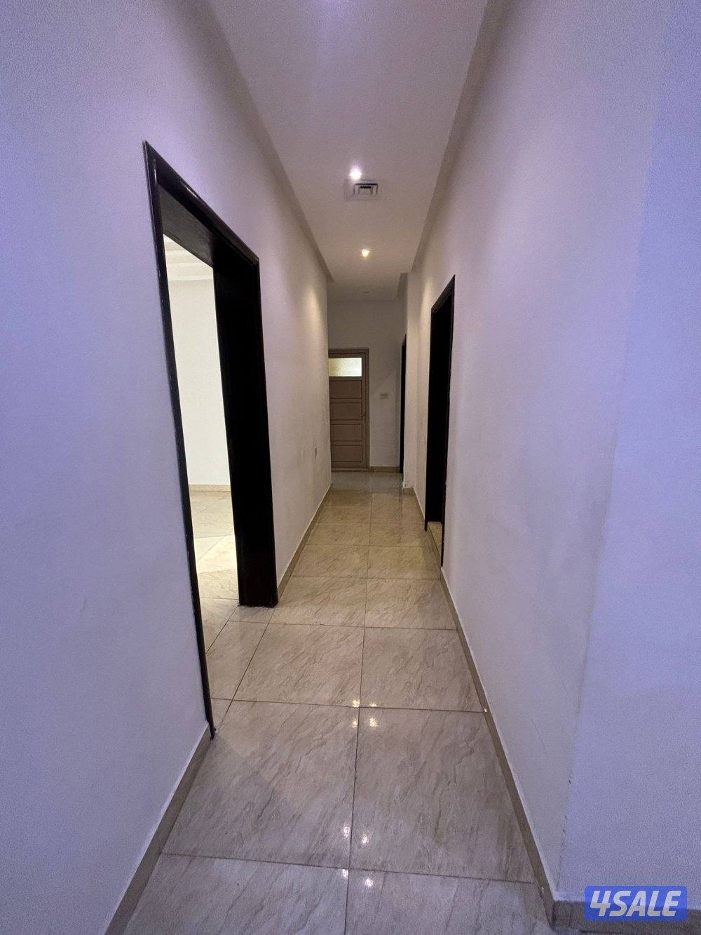 للإيجار شقة٣غرف وحدة منهم ماستر صاله وحمامين ومطبخ ومخزن مصعد الدور٢6