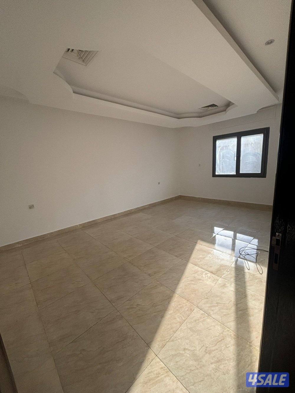 للإيجار شقة٣غرف وحدة منهم ماستر صاله وحمامين ومطبخ ومخزن مصعد الدور٢8