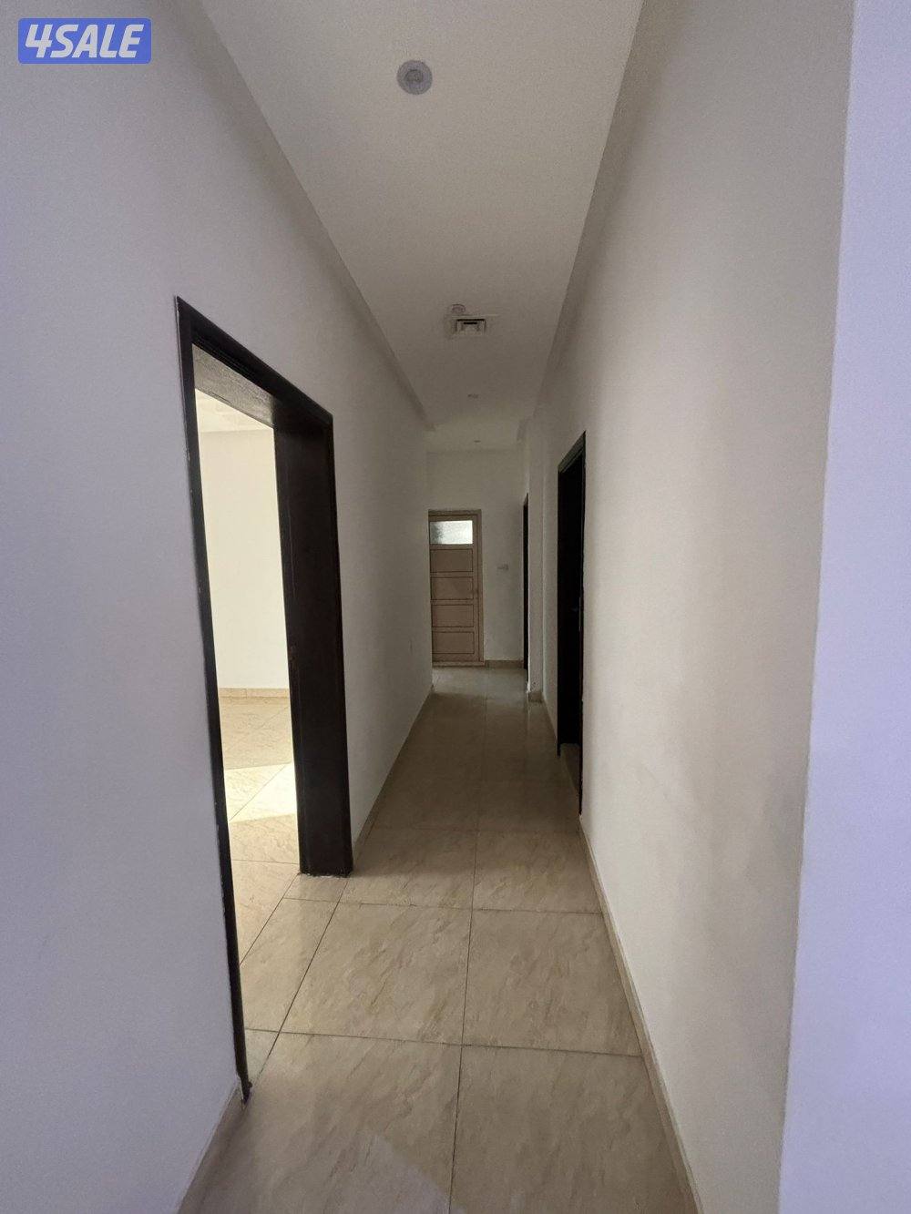 للإيجار شقة٣غرف وحدة منهم ماستر صاله وحمامين ومطبخ ومخزن مصعد الدور٢9