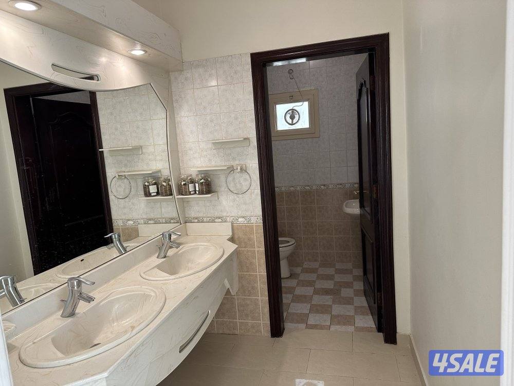 بيت للأجار متكون من ثلاث أدوار المساحة ٤٠٠ متر2