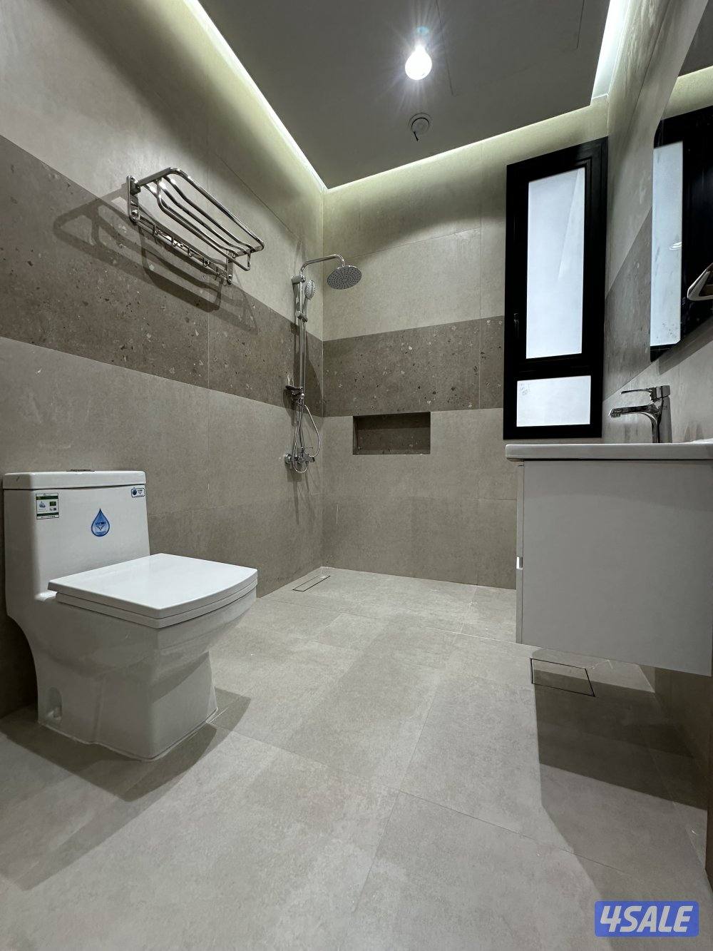 دور للايجار بالقرين الدور الثاني المساحة ٤٠٠ متر5