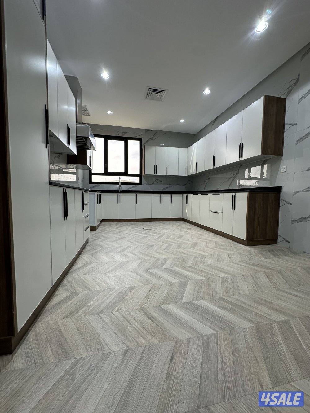 دور للايجار بالقرين الدور الثاني المساحة ٤٠٠ متر7