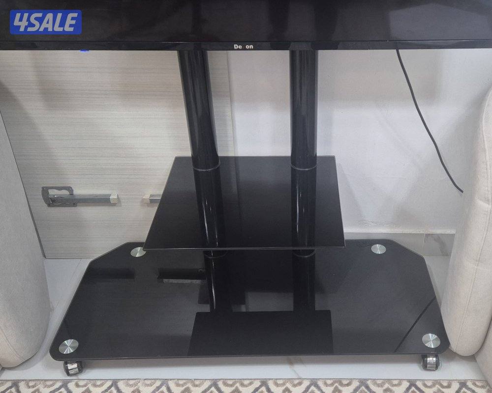 طاولة تلفزيون متحركة بعجلات كواليتي ممتاز كالجديدة - أدراج سوداء نظيفة0