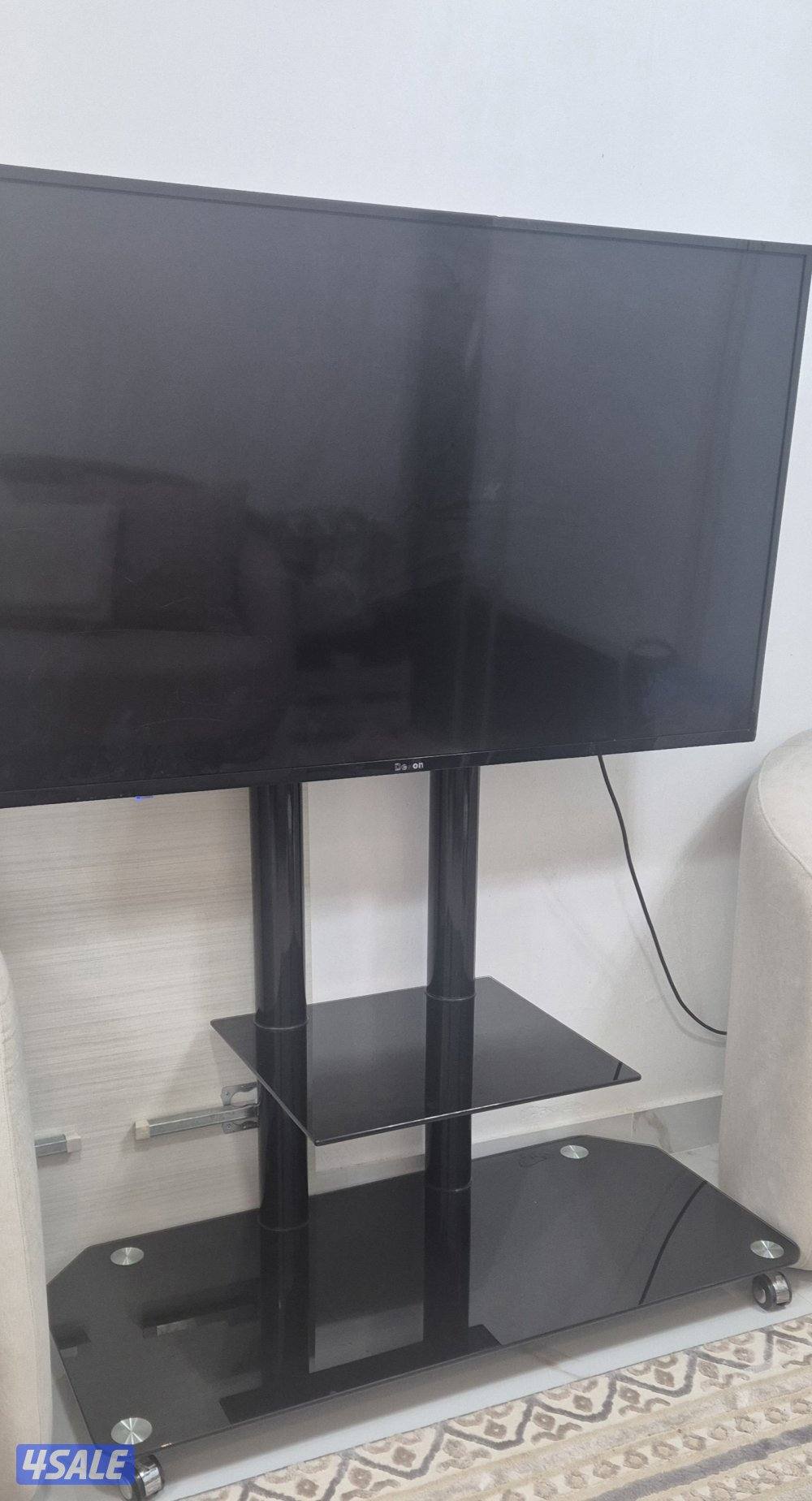 طاولة تلفزيون متحركة بعجلات كواليتي ممتاز كالجديدة - أدراج سوداء نظيفة1