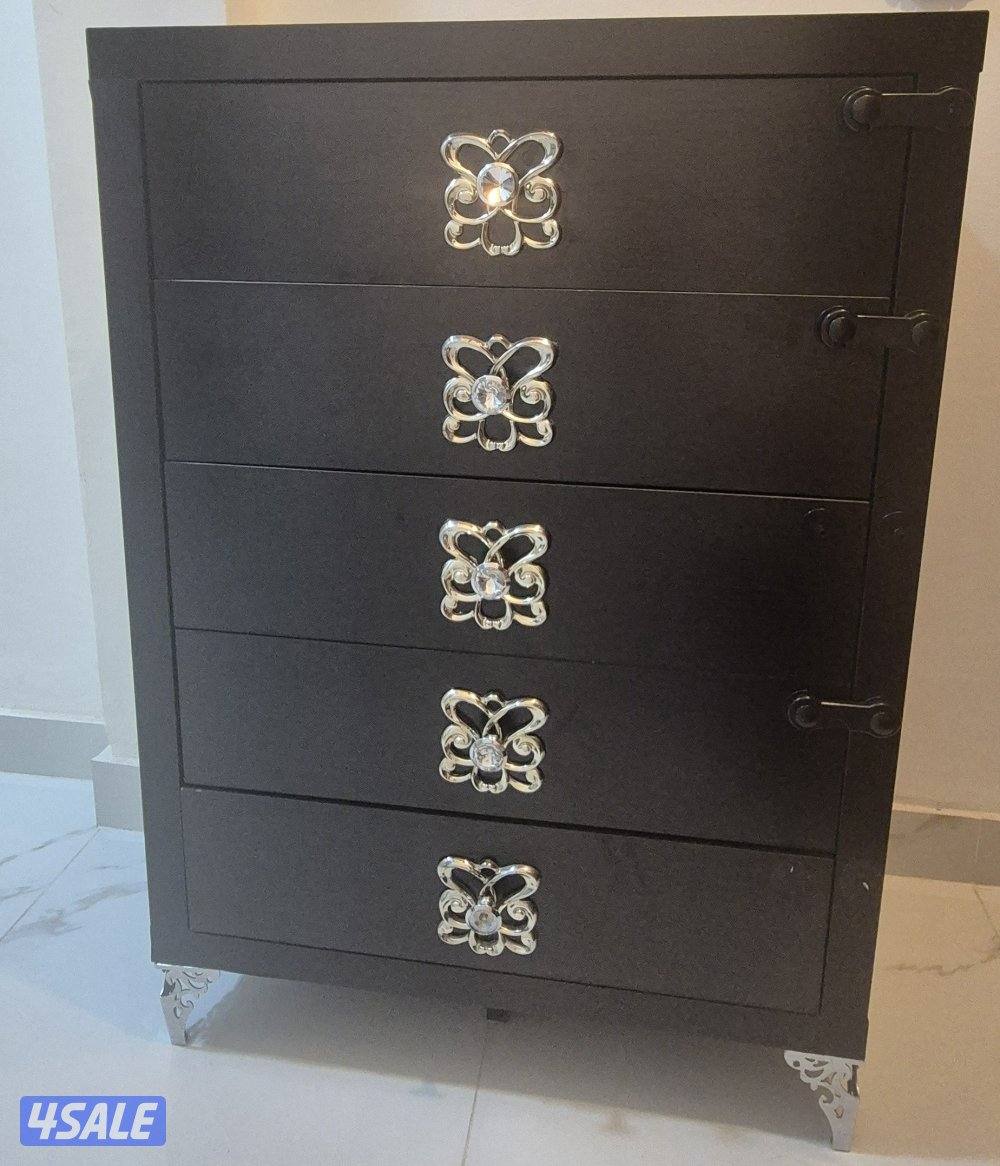 طاولة تلفزيون متحركة بعجلات كواليتي ممتاز كالجديدة - أدراج سوداء نظيفة2