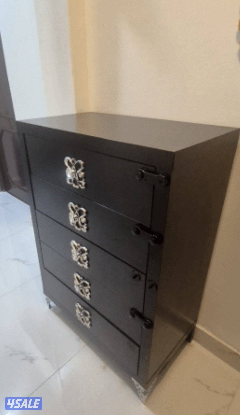 طاولة تلفزيون متحركة بعجلات كواليتي ممتاز كالجديدة - أدراج سوداء نظيفة3