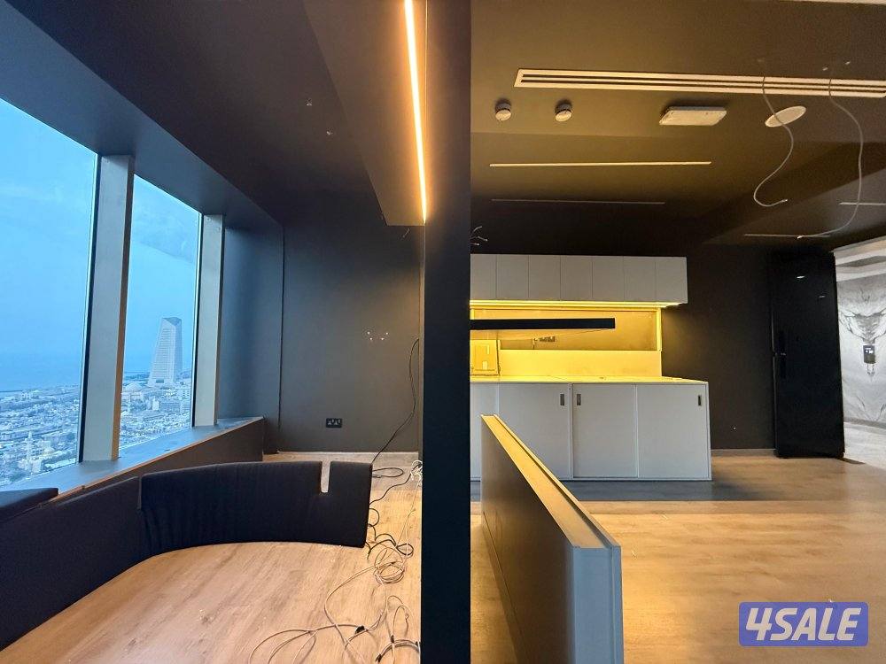 متوفر مكتب تجاري في برج كتير راقي بموقع متميز بالقبله المساحه ٣٠م0