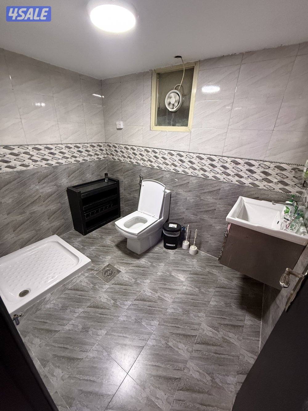 يوجد لدينا شقق الايجار غرفة وصالة ومطبخ وحمام خلو وفاضي الاستلام فواري6