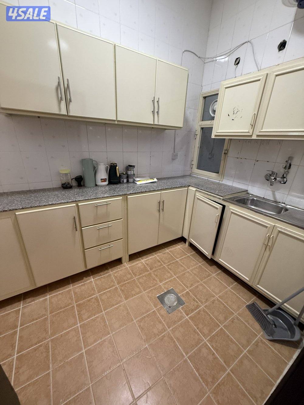 يوجد لدينا شقق الايجار غرفة وصالة ومطبخ وحمام خلو وفاضي الاستلام فواري7